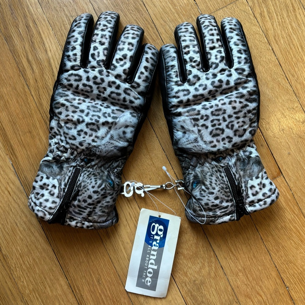 Vintage Grandoe Snow Leopard Ski Gloves
New With Tags • Medium Ladies